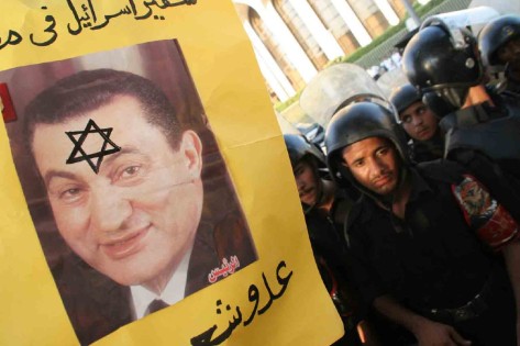 Kefaya organized a demo in front of the Egyptian Foreign Ministry, to denounce Mubarak's foreign policy vis-à-vis Israel's war on Lebanon. Demonstrators demanded the expulsion of Israel's ambassador to Cairo. Photo by Nasser Nouri, 6 August 2006​