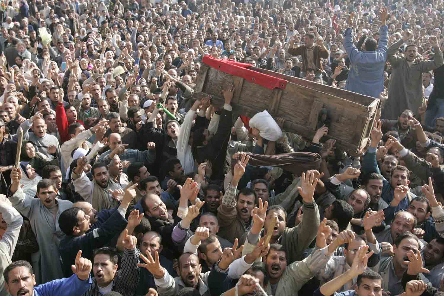 9 December 2006: More than 20,000 workers at the state-owned Ghazl el-Mahalla are striking, demanding two-month bonus and the impeachment of their corrupt management. Photo by Nasser Nouri