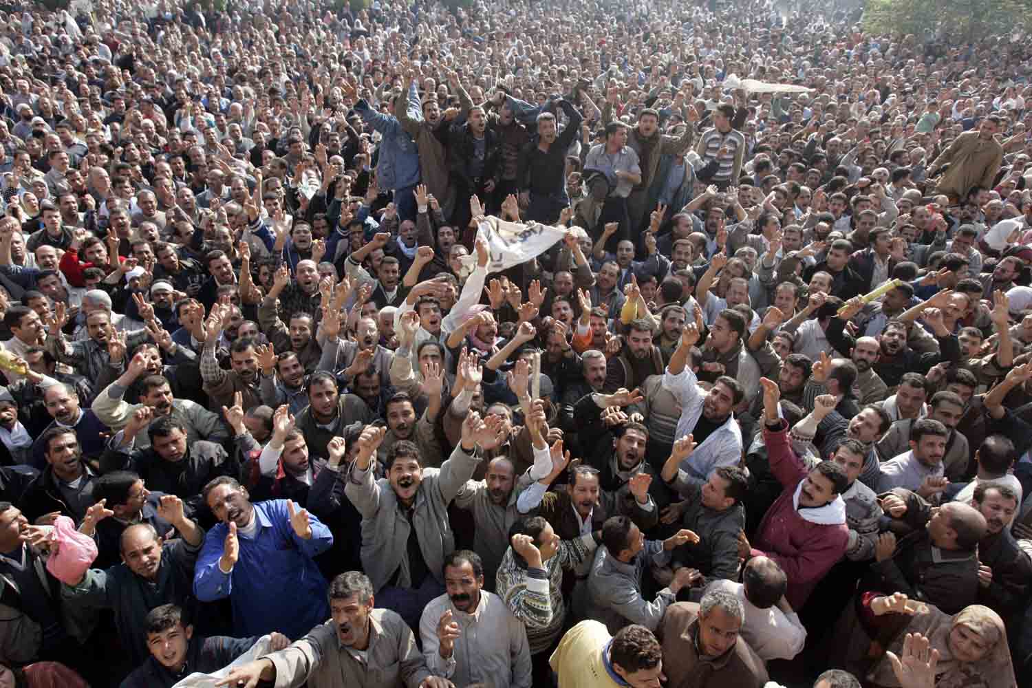 9 December 2006: More than 20,000 workers at the state-owned Ghazl el-Mahalla are striking, demanding two-month bonus and the impeachment of their corrupt management. Photo by Nasser Nouri