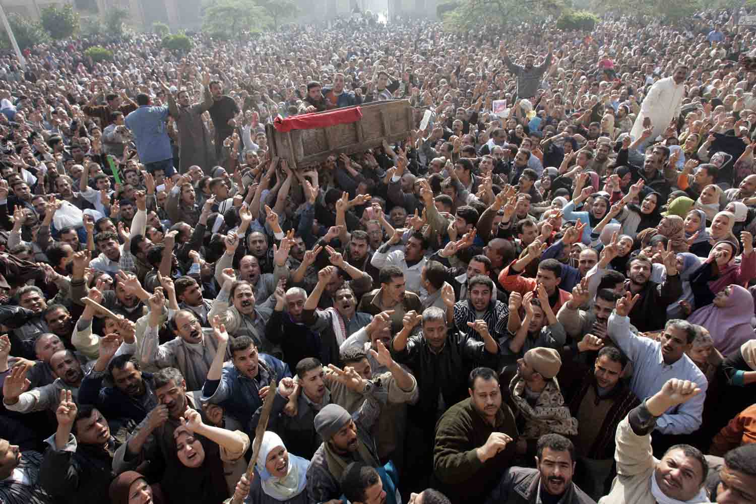 9 December 2006: More than 20,000 workers at the state-owned Ghazl el-Mahalla are striking, demanding two-month bonus and the impeachment of their corrupt management. Photo by Nasser Nouri