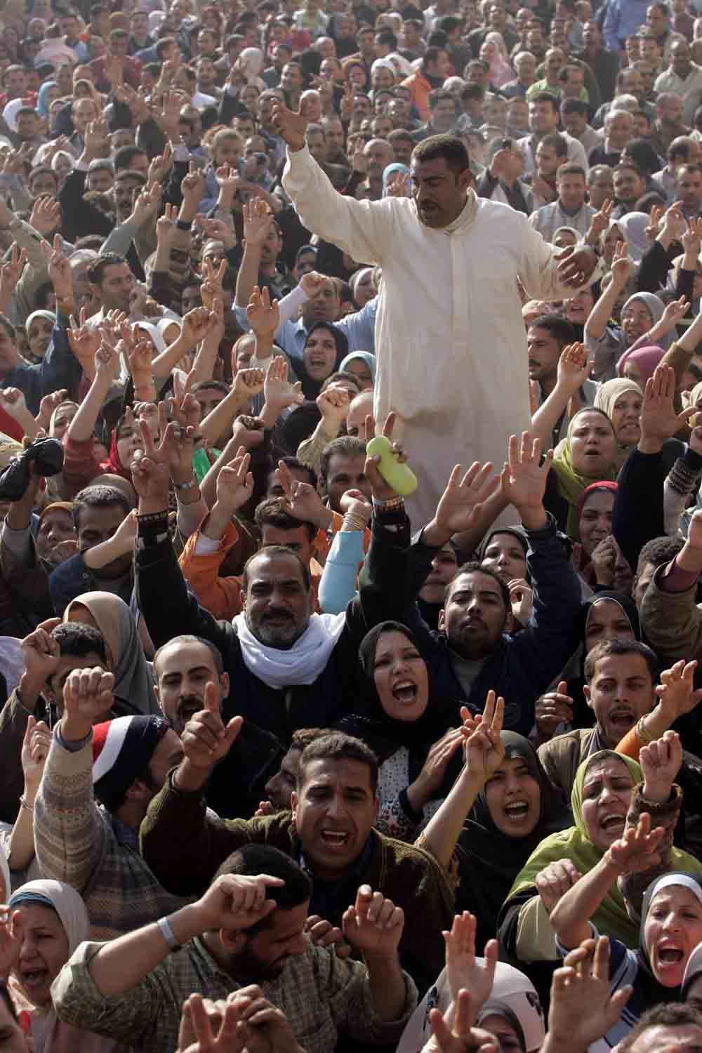 9 December 2006: More than 20,000 workers at the state-owned Ghazl el-Mahalla are striking, demanding two-month bonus and the impeachment of their corrupt management. Photo by Nasser Nouri