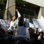 موظفو الضرائب العقارية يتظاهرون أمام مبنى الاتحاد العام لنقابات عمال مصر