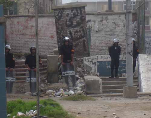 Security forces taking control of Mahalla el-Kubra on the dawn of 6 of april, before the announced strike of 27.000 textile workers. (Per Bjorklund, Mahalla 2008-04-06)