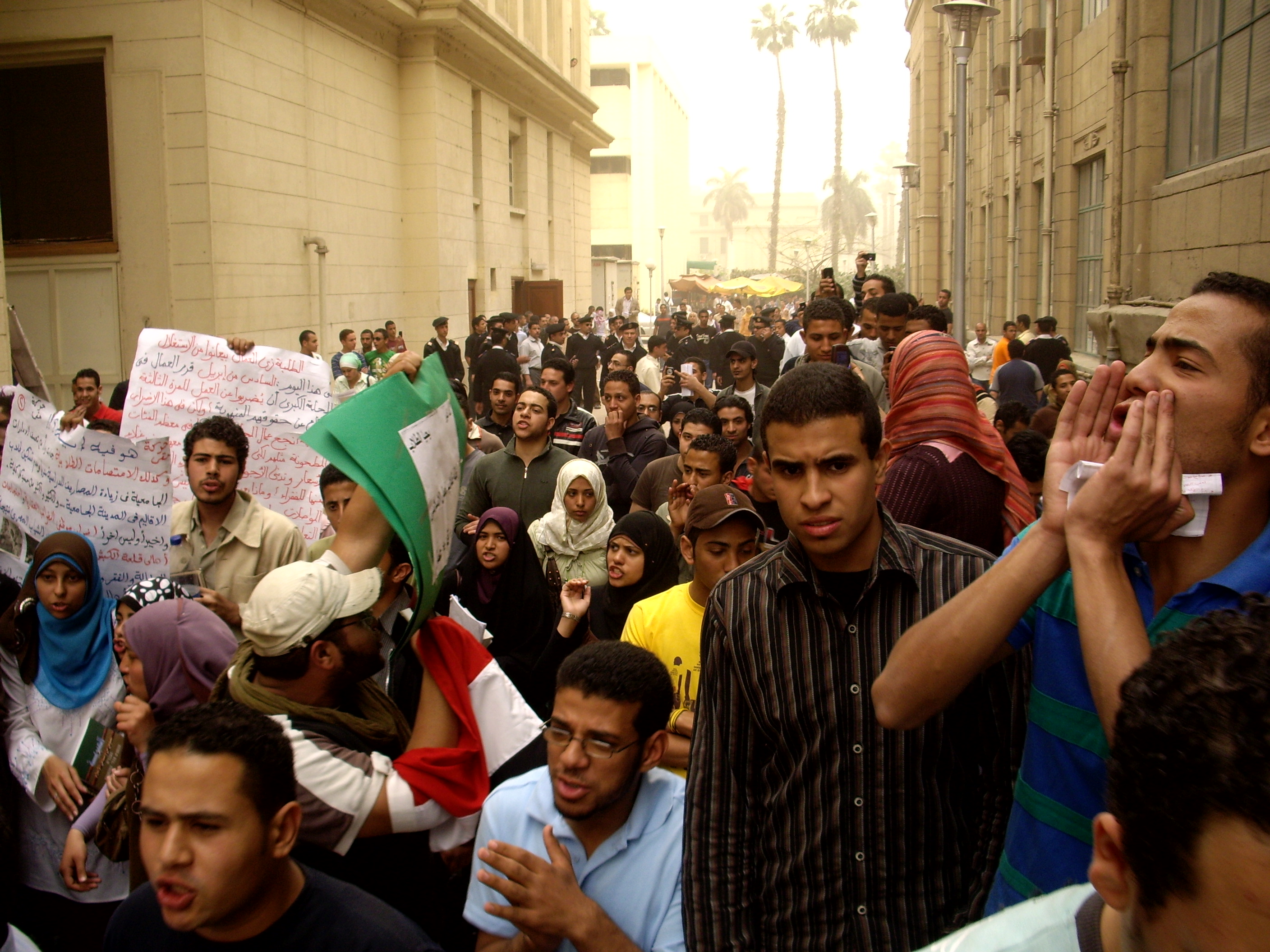 طلاب جامعة القاهرة يتظاهرون تأييدا للمحلة ٦ أبريل ٢٠٠٨، تصوير مصطفى محمود