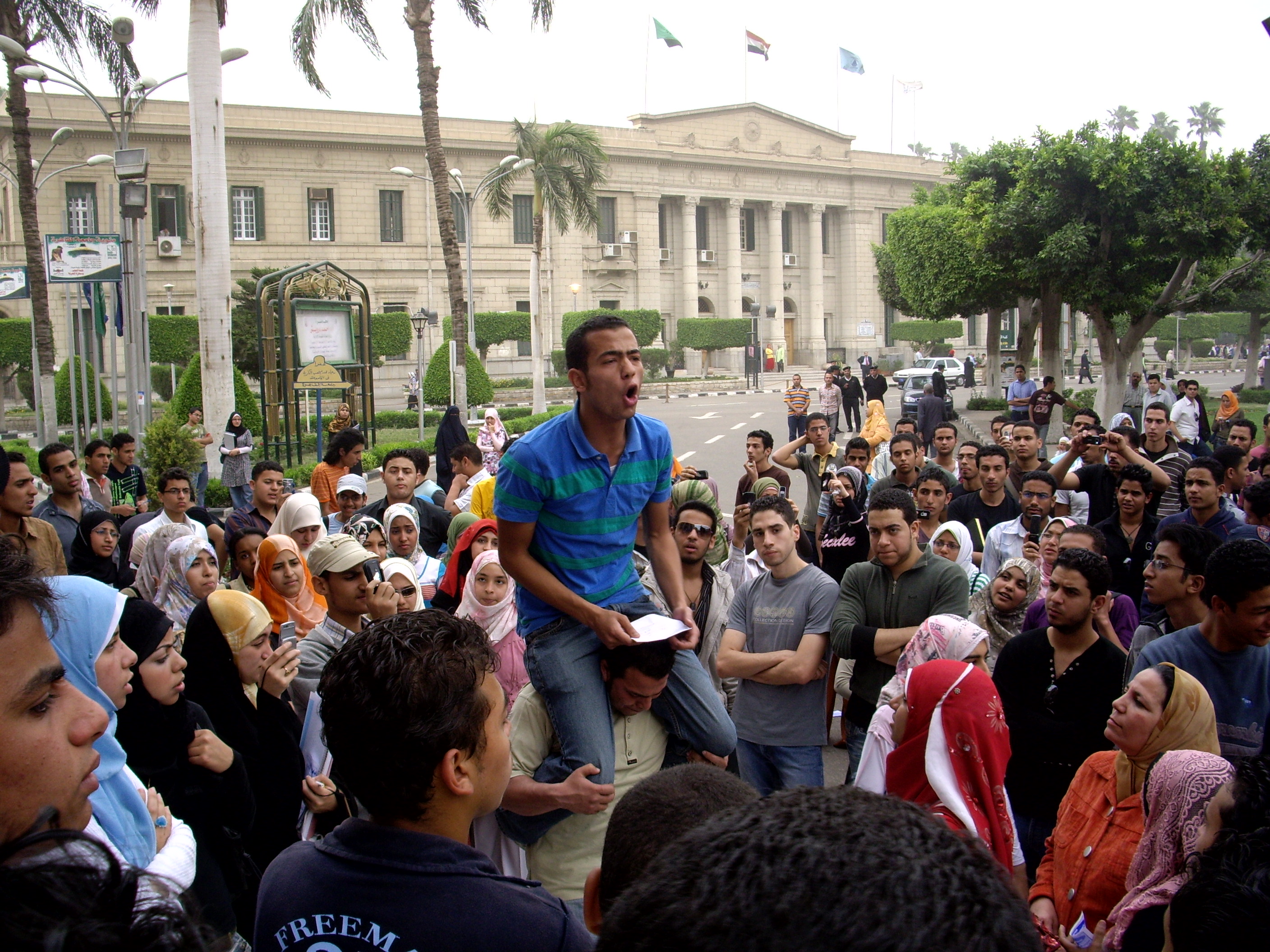 طلاب جامعة القاهرة يتظاهرون تأييدا للمحلة ٦ أبريل ٢٠٠٨، تصوير مصطفى محمود