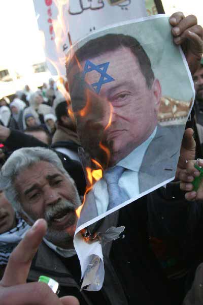 Protesters burn a picture of Hosni in Amman, Jordan, Photo by Mohammad abu Ghosh - AP, January 13, 2009