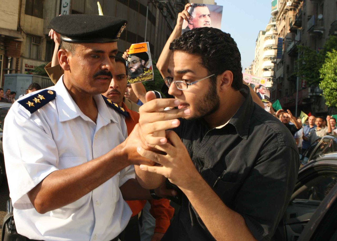 Police captain grabbing a protester in Talaat Harb St (Photo by Amr Abdallah, 26 July 2006)