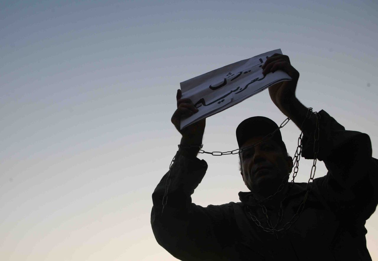 Kefaya activist Hamdi Qenawi, dressed as an Egyptian army conscript in chains, with a banner that reads "Where Are The Arab Armies?" (Photo by Amr Abdallah, 26 July 2006)