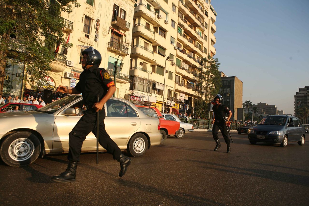 CSF conscripts running to join troops attempting to block the march in Talaat Harb Street (Photo by Amr Abdallah, 26 July 2006)