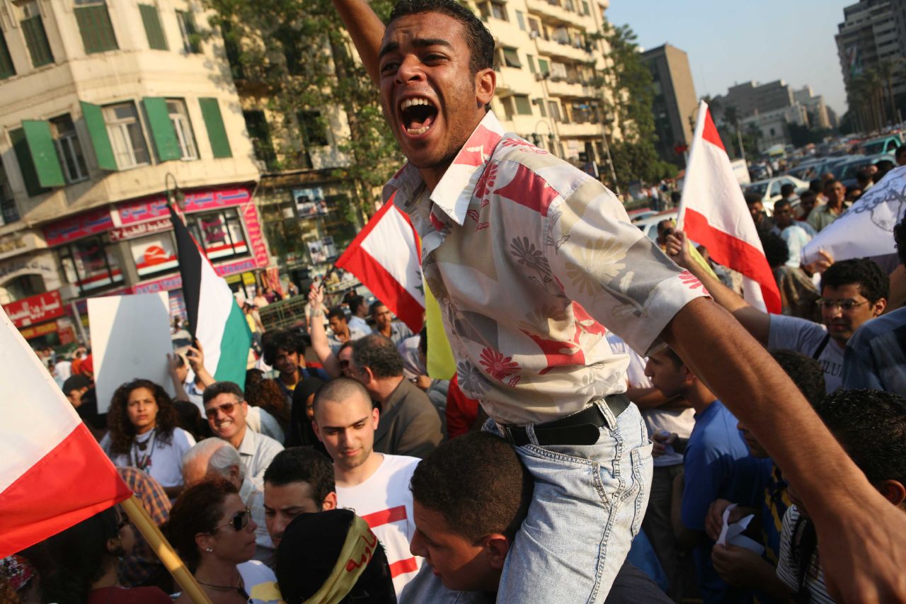 Pro-Lebanese resistance demonstrators rally in Tahrir Square (Photo by Amr Abdallah, 26 July 2006)