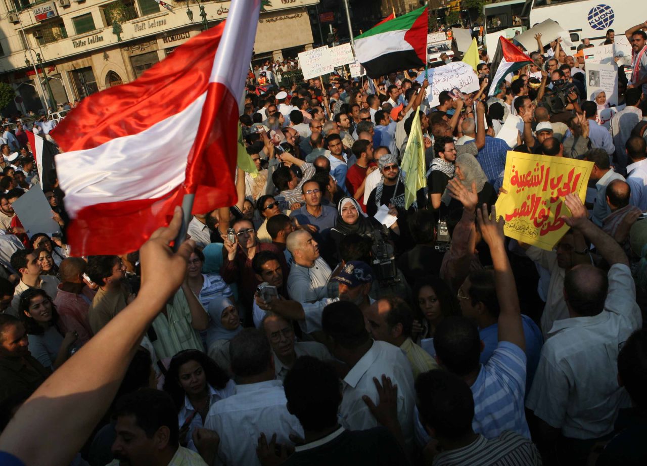 Demonstrators in Tahrir Square call for "People's War" against Israel (Photo by Amr Abdallah, 26 July 2006)