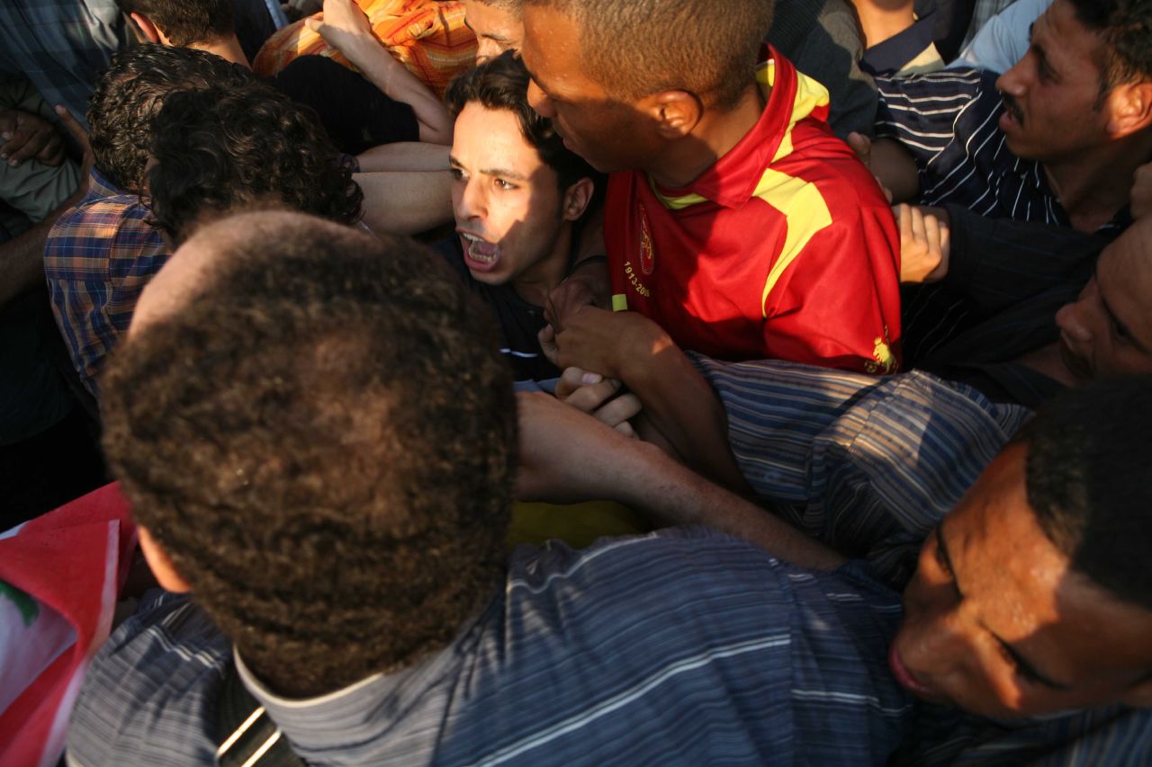 Demonstrators squashed by a circle of plainclothes thugs deployed by the police (Photo by Amr Abdallah, 26 July 2006)
