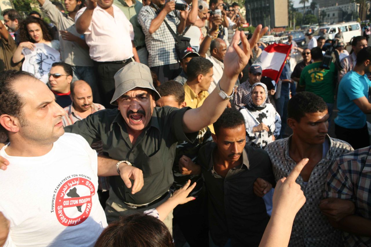 Kamal Abu Eita and Khaled el-Sawy in Tahrir Square chanting in solidarity with the Lebanese resistance (Photo by Amr Abdallah, 26 July 2006)