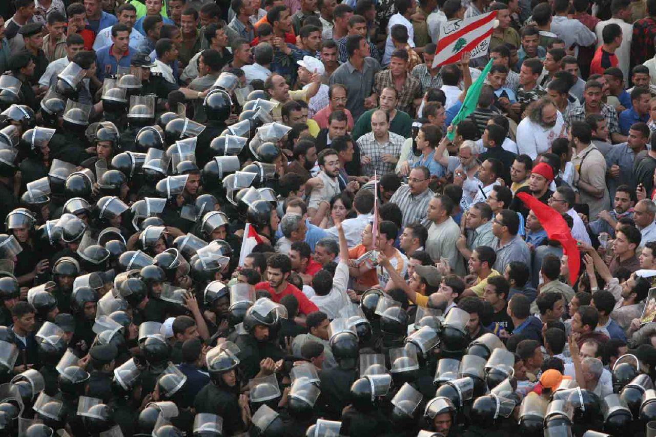 Plainclothes thugs and CSF barring protesters from marching in Tahrir Sq (Photo by Nasser Nouri, 26 July 2006)