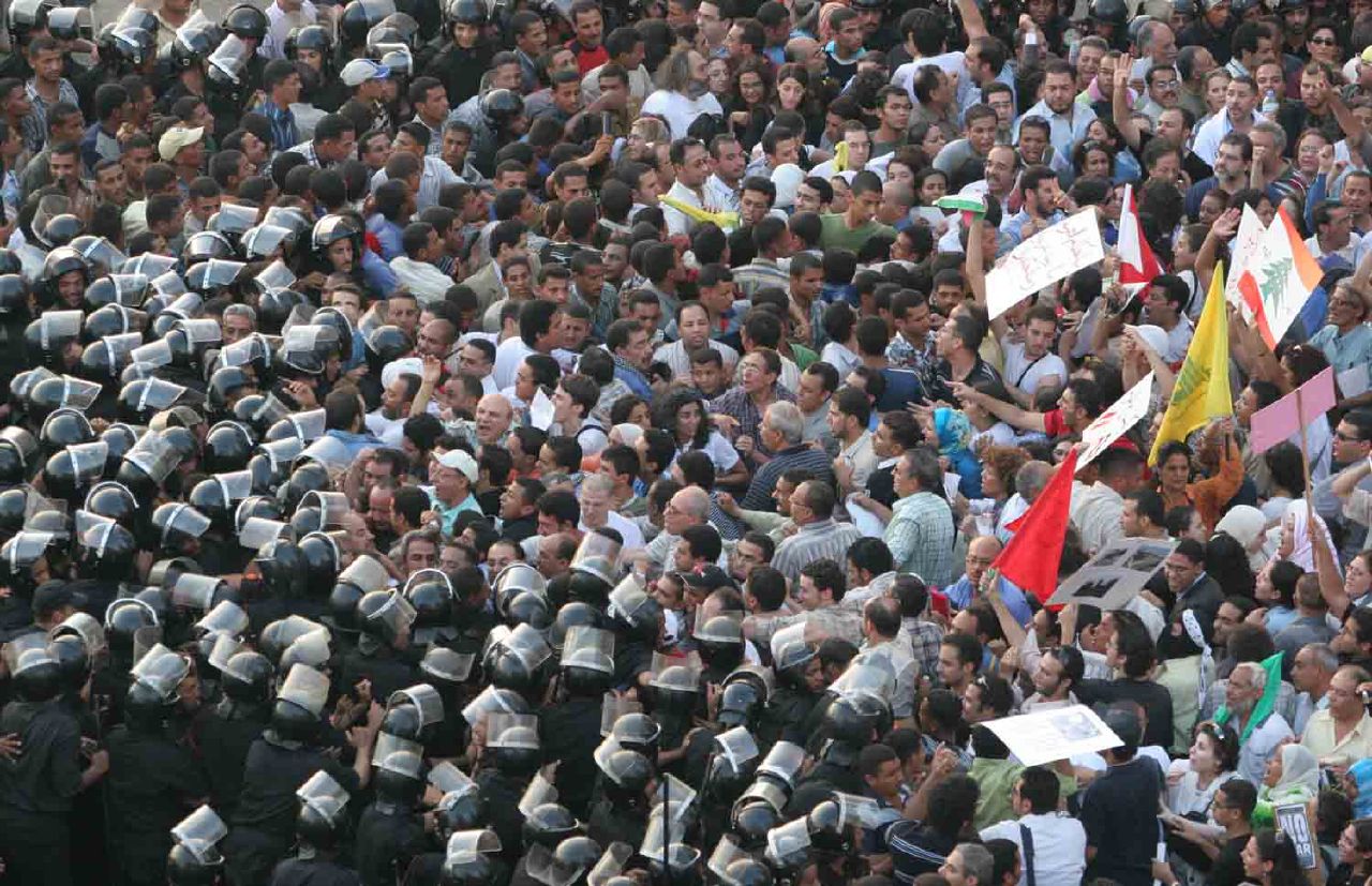 Thousands of CSF troops and plainclothes thugs surrounded protesters in Tahrir Sq. (Photo by Nasser Nouri, 26 July 2006)