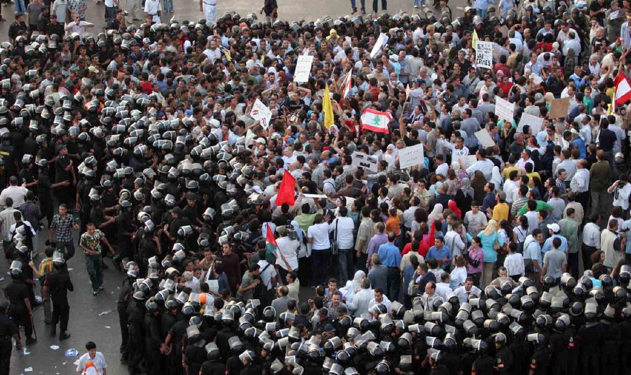 Thousands of CSF troops and plainclothes thugs surrounded protesters in Tahrir Sq. (Photo by Nasser Nouri, 26 July 2006)