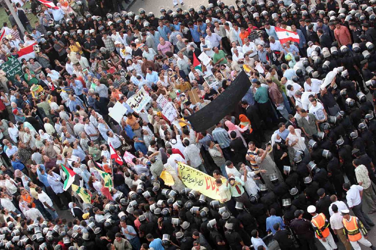 CSF troops surround pro-resistance demonstrators in Tahrir Sq., downtown Cairo (Photo by Nasser Nouri)