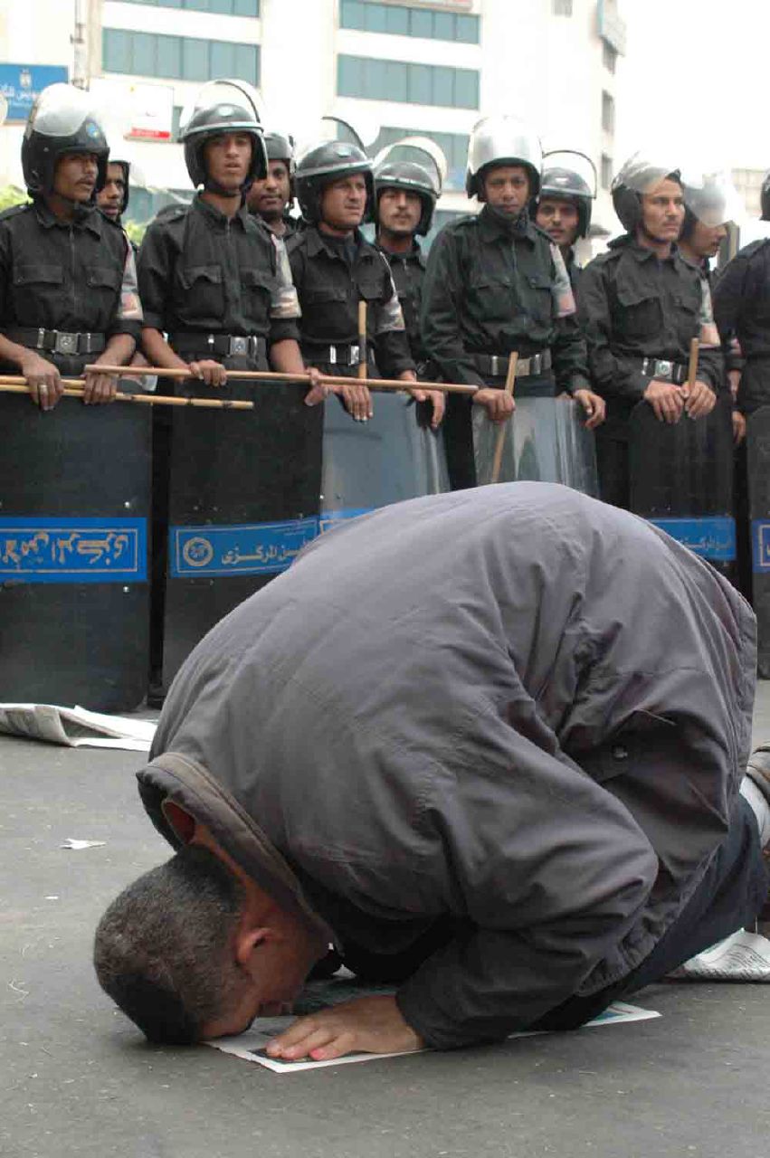 Praying under siege. Photo by Nasser Nouri, November 12, 2005