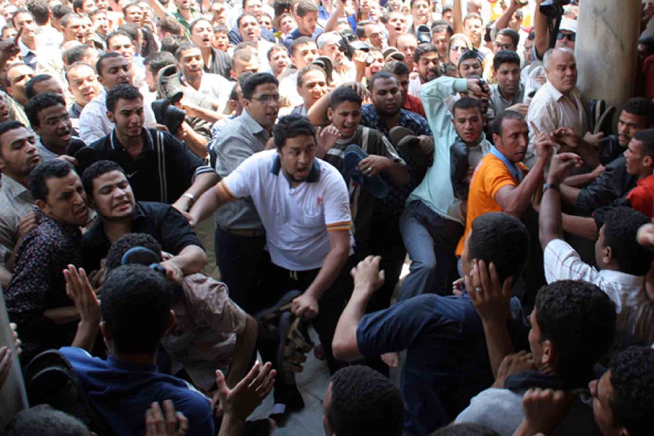Kefaya Blogger Malek facing the police-deployed thugs